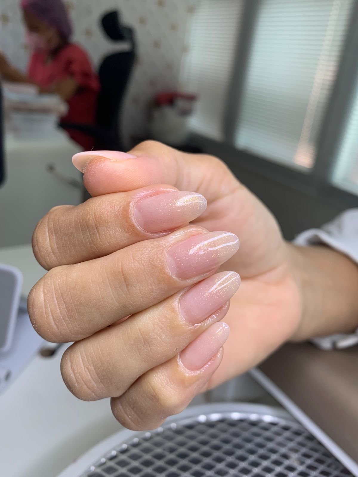 Alongamento de unhas em gel com acabamento natural